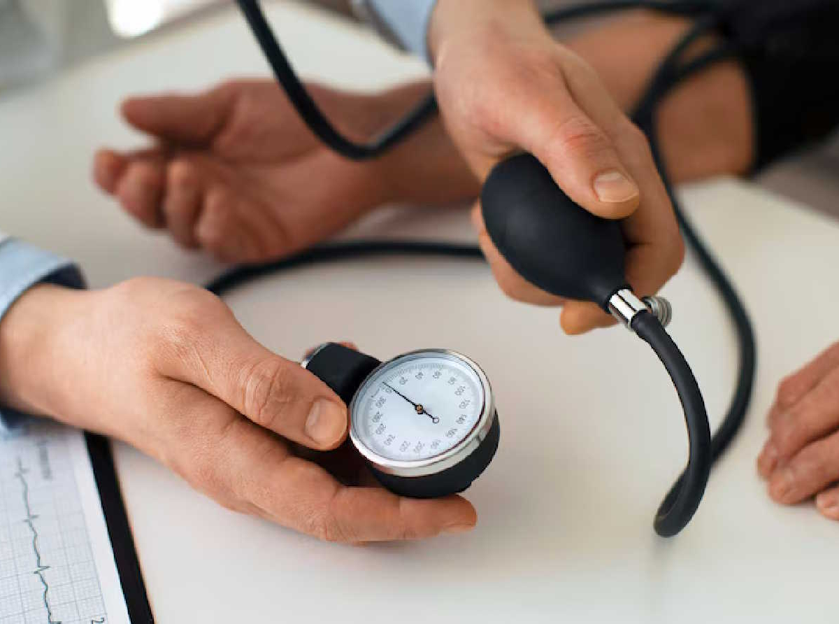 Distúrbios de pressão também têm forte componente hereditário, ou seja, pessoas com histórico familiar da doença devem redobrar a atenção. 