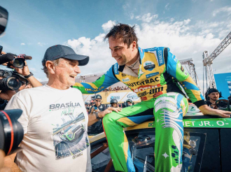 Nelson Piquet Jr. vence GP BRB e recebe troféu das mãos do pai em Brasília